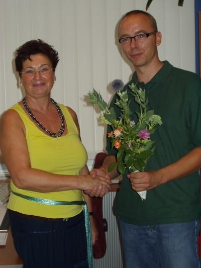 Frau Hoch erhält, stellvertretend für S+B, einen Strauß Blumen.